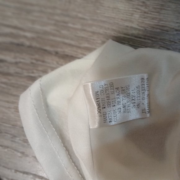 Entro floral paisley print with bell sleeves. Size large. Spring, summer attire - Picture 6 of 6